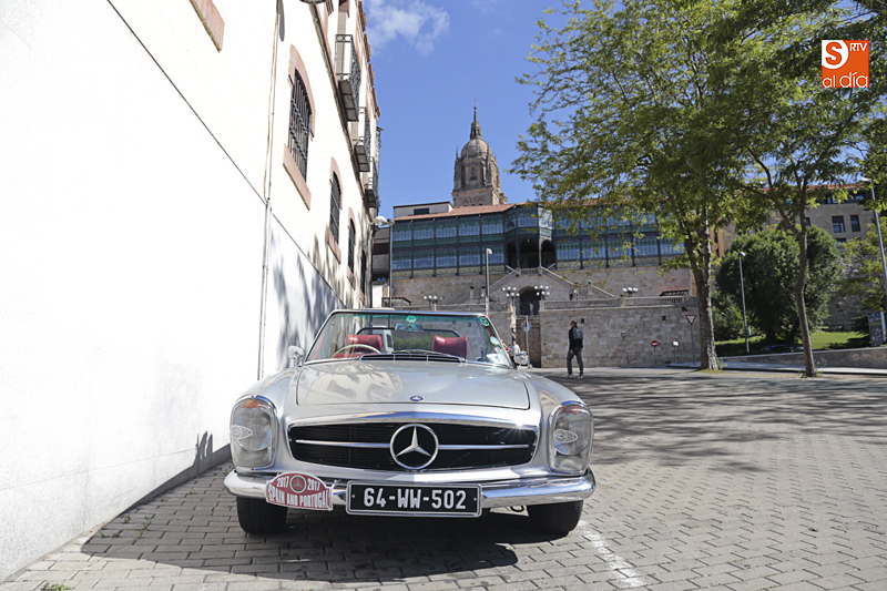 Uno de los vehículos de esta concentración, junto al Museo de Historia de la Automoción / Foto de Alejandro López