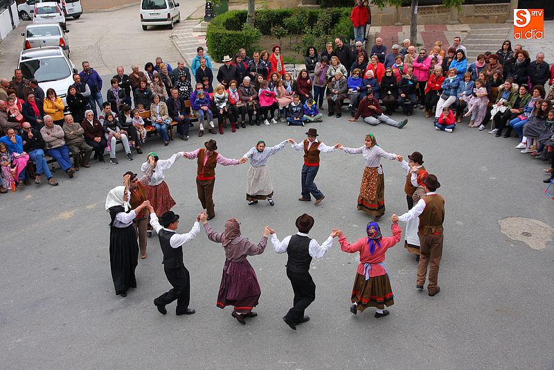 El grupo portugués de Cercig deleita a los presentes con un baile popular.