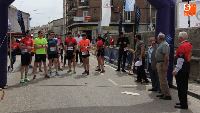 Hasta 21 corredores de la categoría adultos tomaron la salida en la Plaza de España de Vitigudino / CORRAL