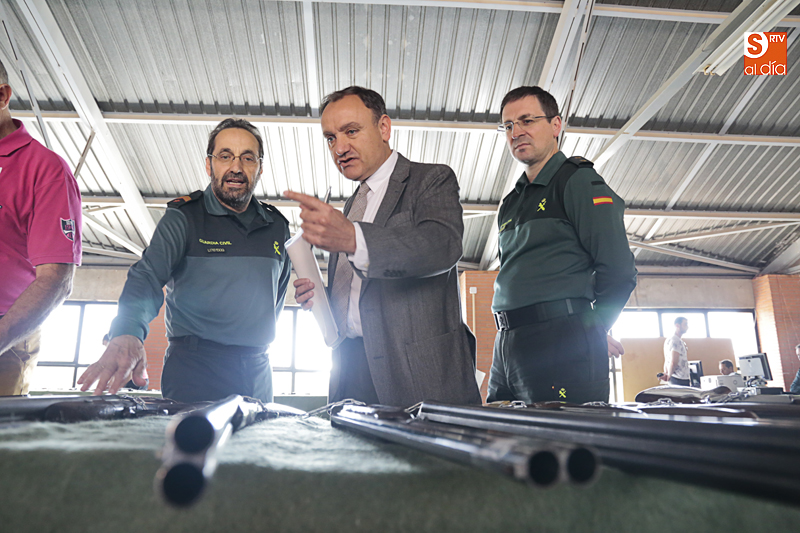 El subdelegado del Gobierno en Salamanca, Antonio Andrés Laso, en su visita a la Comandancia para ver las armas, junto ao este lunes, en la Comandancia de la Guardia Civil, junto al teniente coronel jefe, Jorge Montero Llácer / Foto de Alejandro López