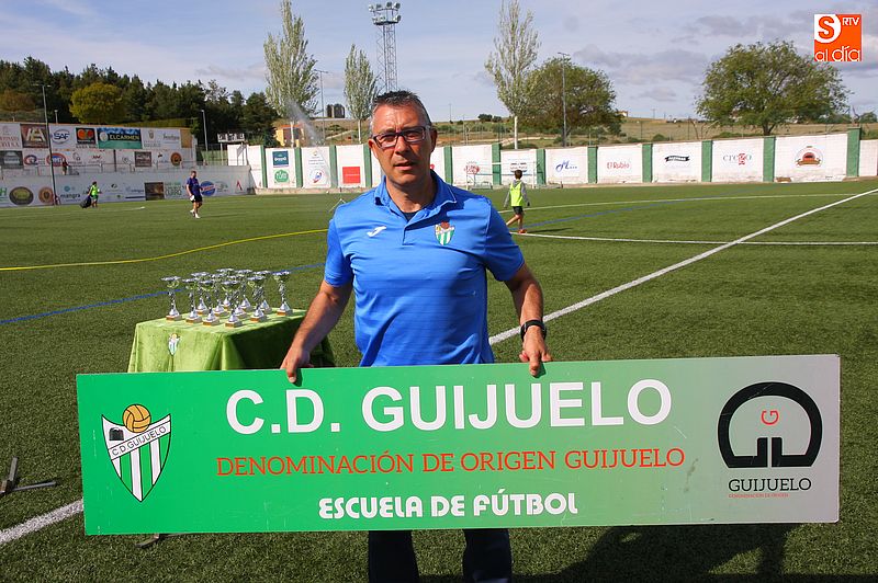 Kiko Sánchez con el logotipo de la Escuela del CD Guijuelo.