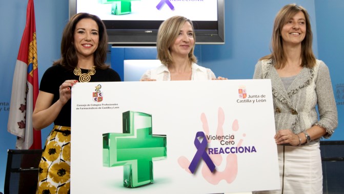 La consejera de Familia e Igualdad de Oportunidades, Alicia García, y la presidenta del Consejo de Colegios Profesionales de Farmacéuticos de Castilla y León, Raquel Martínez