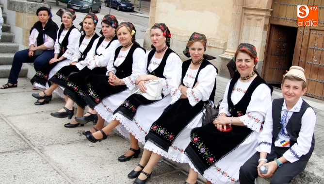 Uno de los grupos de artistas rumanos que bailaron danzas típicas / Foto de David Fernández