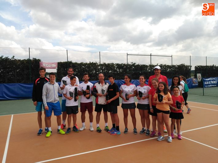 Foto de familia de los campeones y subcampeones del torneo