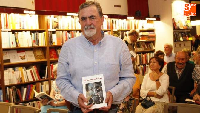 Raimundo Cuesta, con un ejemplar en la librería Santos Ochoa