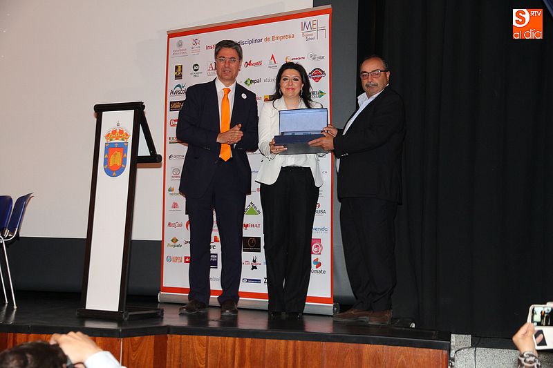 Yolanda Martín y Agustín Revilla reciben el premio de parte de Julio Pindado.