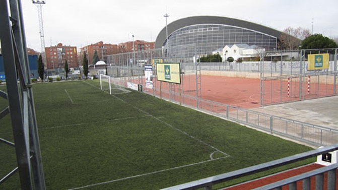 Sustitución del césped artificial del campo de fútbol Vicente del Bosque