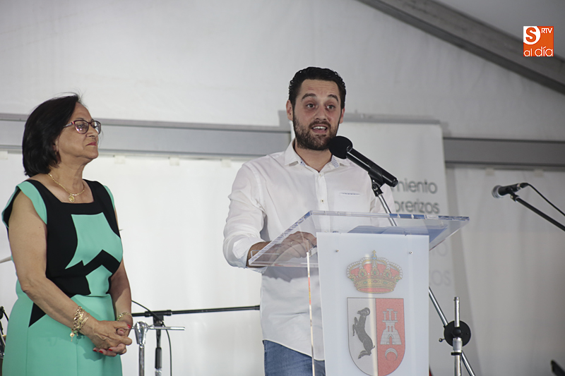 El pregonero Fran Vicente, acompañado por la alcaldesa, Lourdes Villoria. Foto: Alejandro López