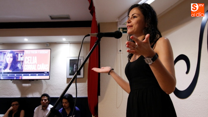 Recital poético de Celia Corral en el Café Manolita / Foto de David Fernández
