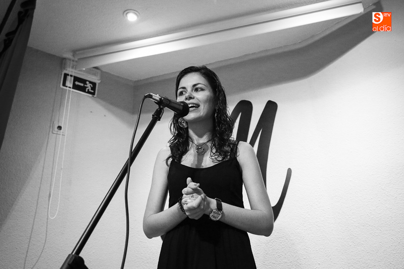 Foto 5 - Los versos de Celia Corral conquistan al público salmantino en el Café Manolita