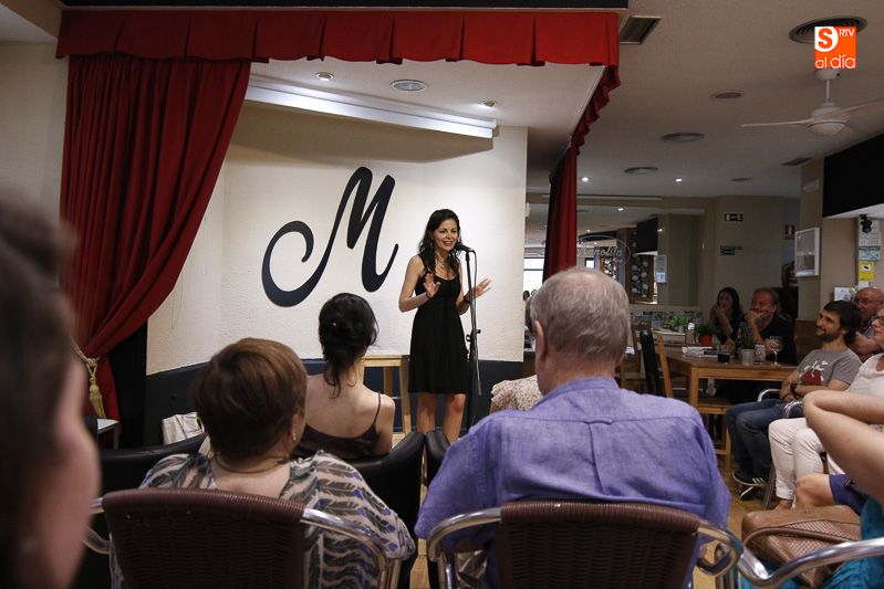 Foto 4 - Los versos de Celia Corral conquistan al público salmantino en el Café Manolita