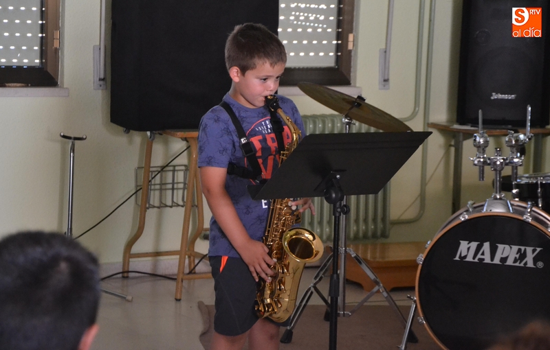 Los alumnos de saxofón muestran lo aprendido con temas de ABBA o Michael Jakcson  