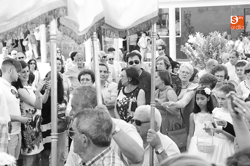 Foto 3 - Cabrerizos acompaña al Santísimo en la procesión y bendición de los niños
