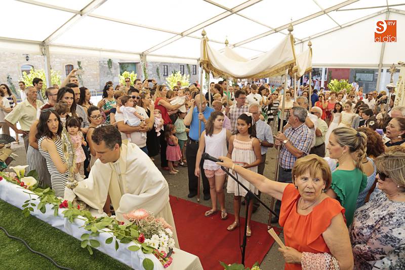 Foto 2 - Cabrerizos acompaña al Santísimo en la procesión y bendición de los niños