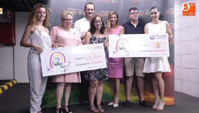 Momento de la entrega de los cheques en el CC El Tormes