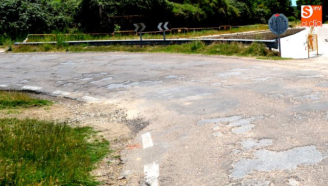 Carretera de acceso a la primera plataforma de El Travieso, junto a las piscinas municipales de Candelario