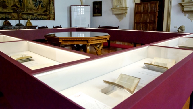 La muestra reunía 23 valiosos manuscritos de los 2.815 que conforman la colección universitaria