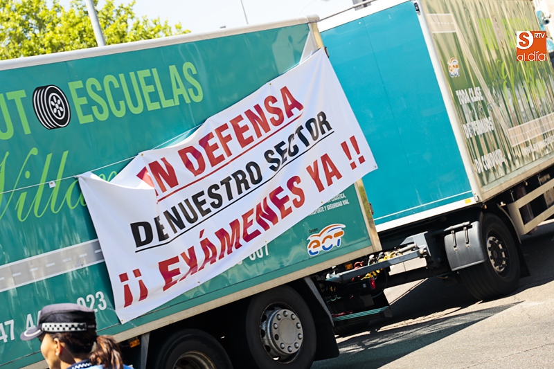 Foto 5 - Las autoescuelas exigen en la calle el fin de la huelga de los examinadores