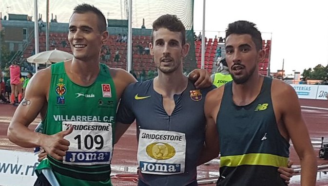Álvaro de Arriba, en el centro, junto a los otros medallistas de los 800 metros
