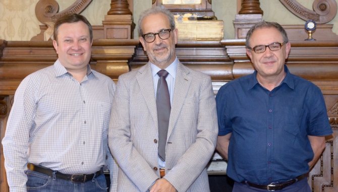 El rector de la Universidad de Salamanca, Daniel Hernández Ruipérez, junto al investigador Manuel Alfonso Patarroyo, y Antonio Muro, decano de la Facultad de Farmacia