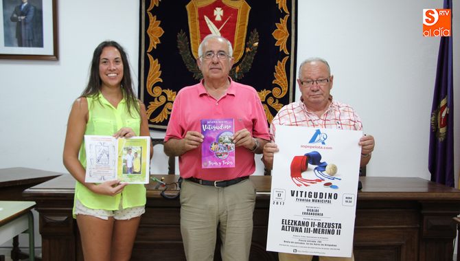El alcalde Germán Vicente en el centro junto a Pepe Cordobés y Tania Bernal en la presentación del libro / CORRAL