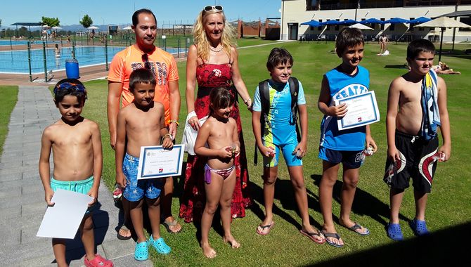 Entrega de diplomas a los participantes en el curso de natación