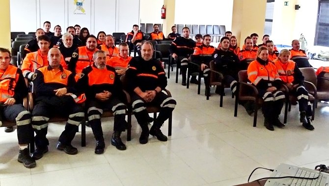 Voluntarios de Protección Civil en un curso de formación