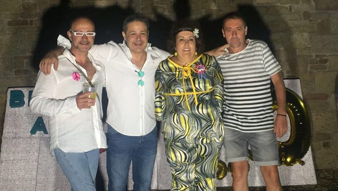 Charo celebra su cumpleaños en Vitigudino con una fiesta de los ’70 rodeada de amigos  