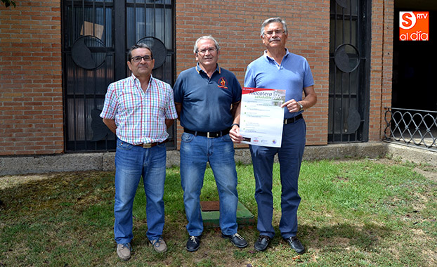 El alcalde de Macotera Francisco Blázquez, junto Lorenzo Jiménez y Silvestre García, organizadores del las VII Jornadas Saludables de Macotera