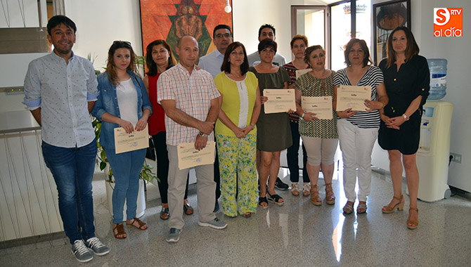 La alcadesa Carmen Ávila, junto a monitores y alumnos, clausuraba el programa Peñaranda Labora