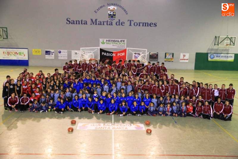 Foto familiar de la cantera del Club Baloncesto Santa Marta