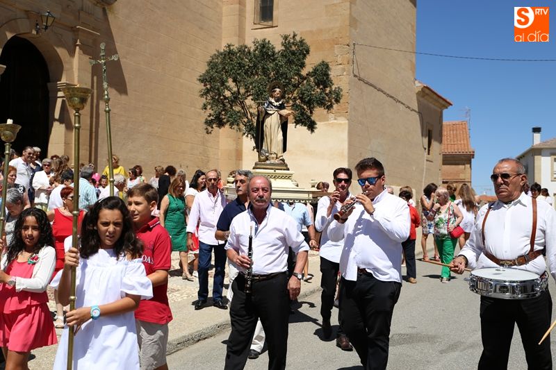 La procesión sale de la iglesia tras la misa