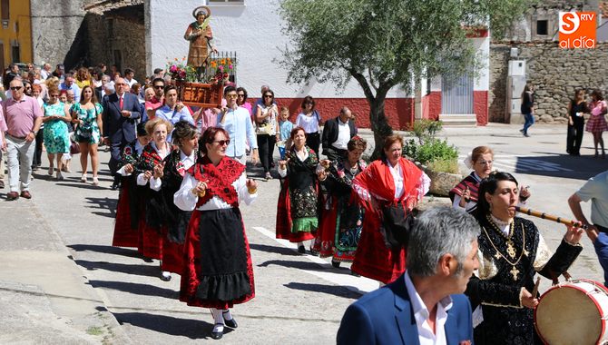 El grupo local de folclore, La Zarzalera, amenizó los actos en honor a San Lorenzo / CORRAL