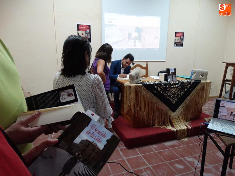 Foto 2 - Juan María de Comerón elige su pueblo para presentar su primera novela  
