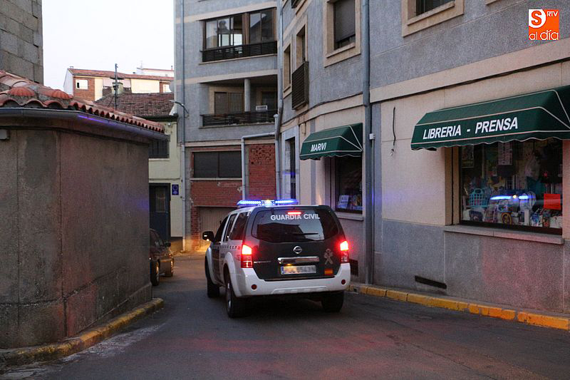La Guardia Civil escoltó a los agentes de la Policía Judicial que investigan el caso.