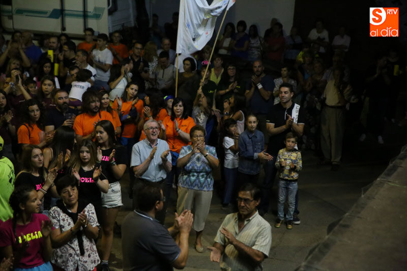Foto 2 - El colorido desfile de peñas y el pregón abren las fiestas en honor a San Pedro   