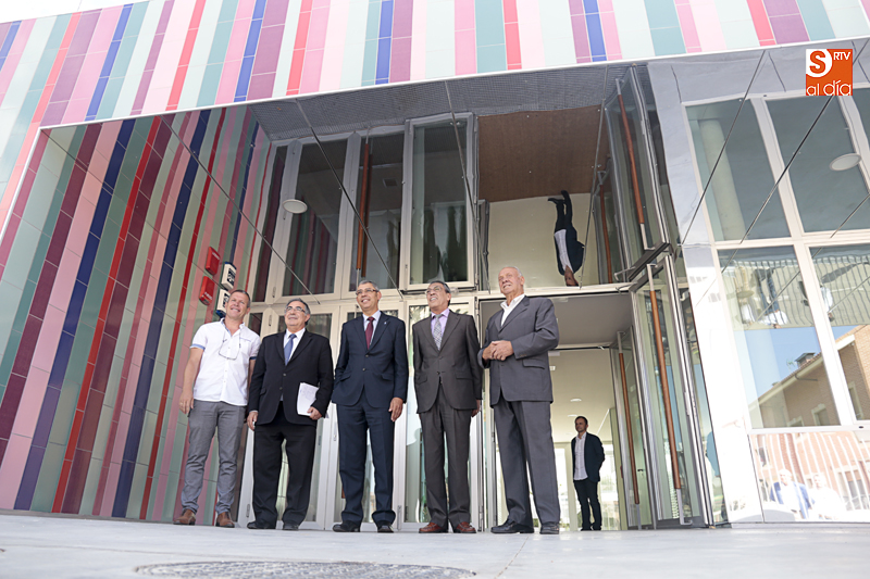 Foto de las autoridades junto a la fachada del nuevo centro de educación