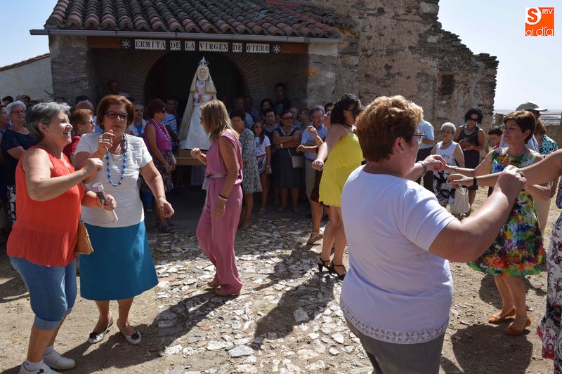 La procesión de la Virgen de Otero reúne cada año a sus fieles en torno a la ermita