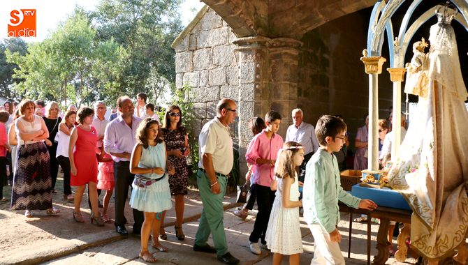 Cientos de fieles acuden al ofertorio que se celebra en la ermita de la Virgen de los Reyes / CORRAL