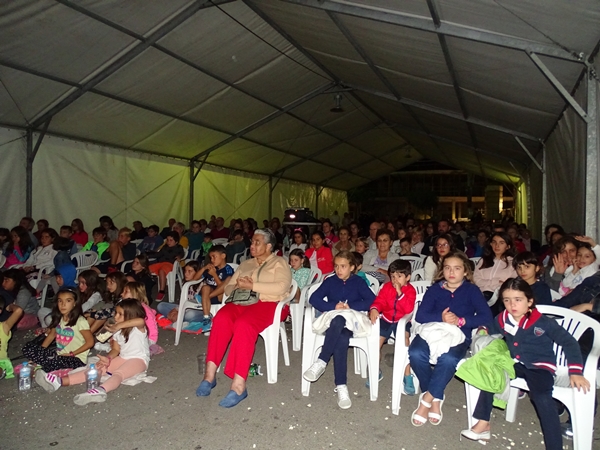 Los vecinos se congregaron en la carpa de la plaza | Foto: Jorge Holguera