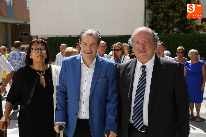 Gabriel Alonso y Enrique Cabero, los homenajeados, junto a la presidenta de la Asociación de Vecinos Los Comuneros Alto del Rollo, Marisa Martín / Fotos de Alberto Martín