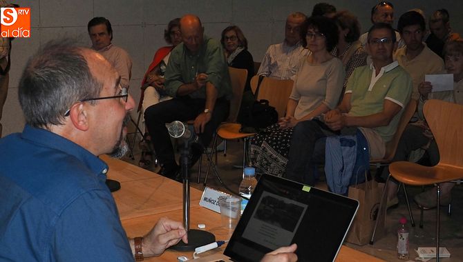 La biblioteca municipal de la Casa de las Conchas acoge una conferencia sobre El Bosque de Béjar / FOTOS JULIÁN MATEOS