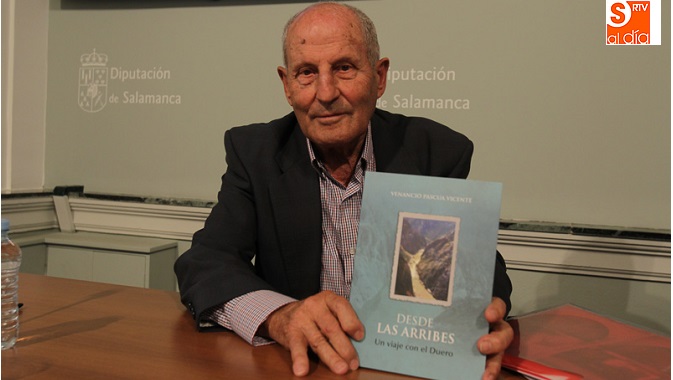 Venancio Pascua firma su libro en la presentación en La Salina. Foto: Alberto Martín