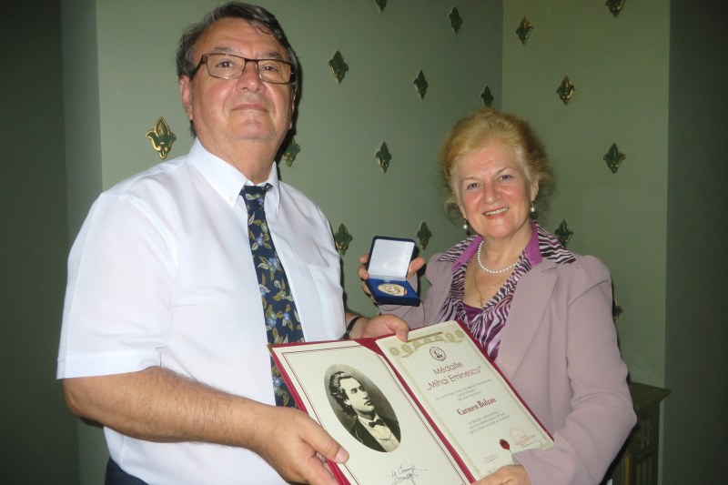 Foto 2 - La Medalla de Oro Mihai Eminescu para el poeta A. P. Alencart  