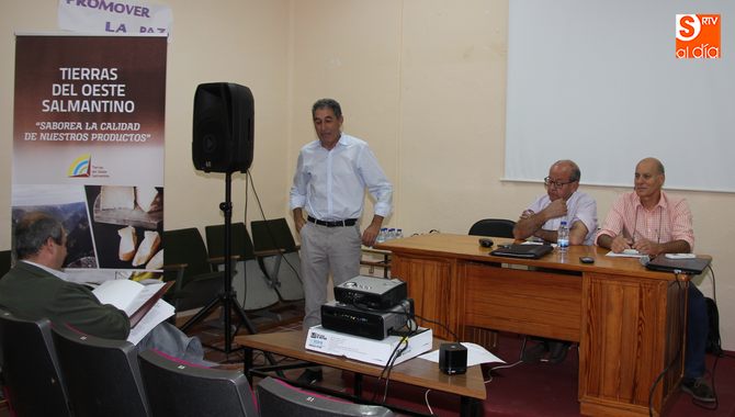 Diego Vacas señaló que aún se está tiempo para recuperar el cultivo de almendros / CORRAL