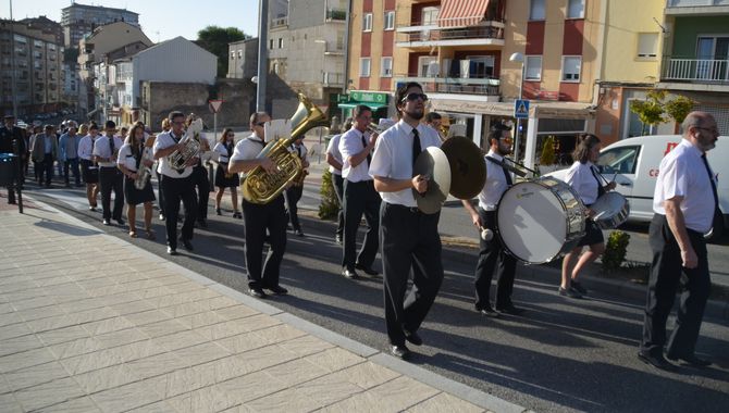 Procesión cívica hasta el cementerio municipal para la realización de la Ofrenda Floral