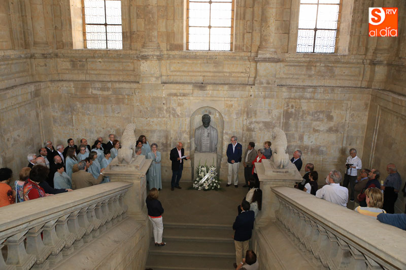 Foto 3 - Emotiva ofrenda floral ante el busto de Miguel de Unamuno  