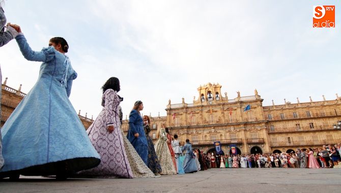 Un momento de la actuación de danzas que se realizó en la Plaza Mayor de Salamanca