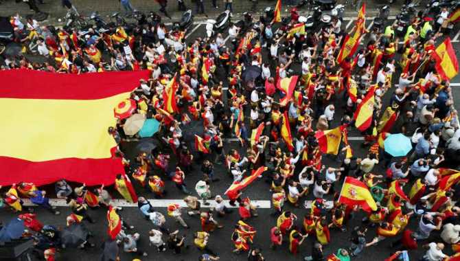 Miles de personas se manifiestan en Barcelona a favor de la unidad de España  