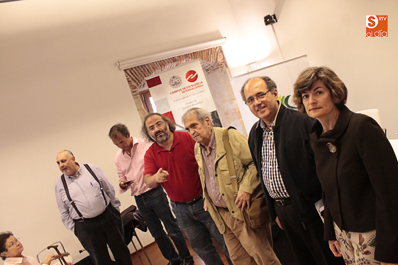 El homenajeado Rafael Cadenas, en el centro, junto a los escritores Alfredo Pérez Alencart y Antonio López Ortega, entre otros / Foto de Alejandro López